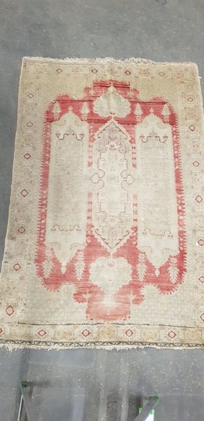 IRAN ?

Tapis laine et soie à décor de volatiles...