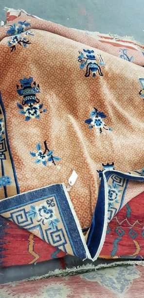 CHINE 

Tapis en laine à décor de vases fleuris.

Env...
