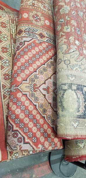 CHINE 

Tapis en laine à décor de vases fleuris.

Env...