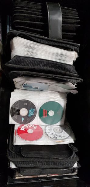 1 caisse de disques CD (musique) : 7 classeurs...