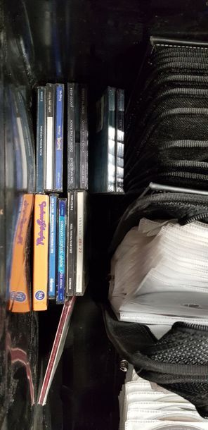 1 caisse de disques CD (musique) : 7 classeurs...