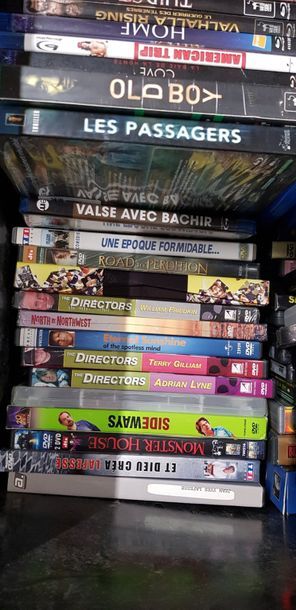 1 caisse d’environ 200 DVD et BLUERAY, certains...