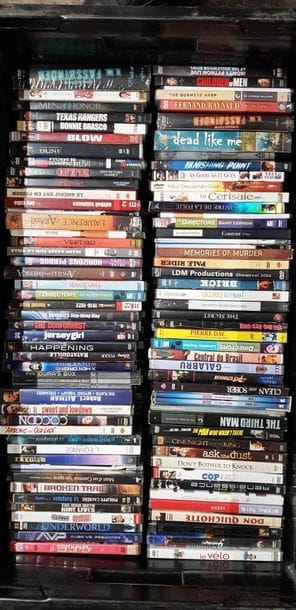 1 caisse d’environ 200 DVD dans leurs po...