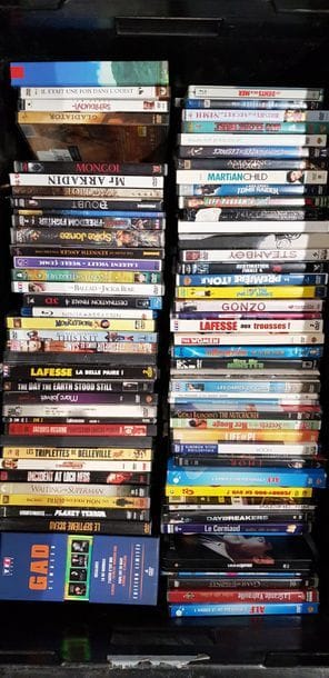 1 caisse d’environ 200 DVD dans leurs po...