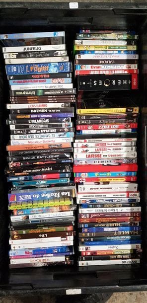 1 caisse d’environ 200 DVD dans leurs po...