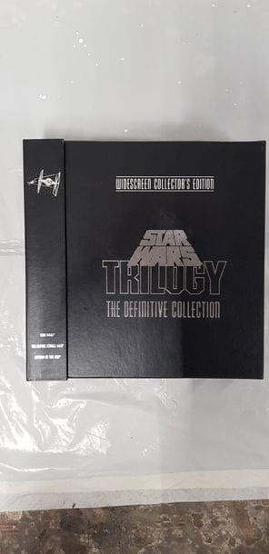 1 caisse d’environ 30 DVD.

On joint le coffret...