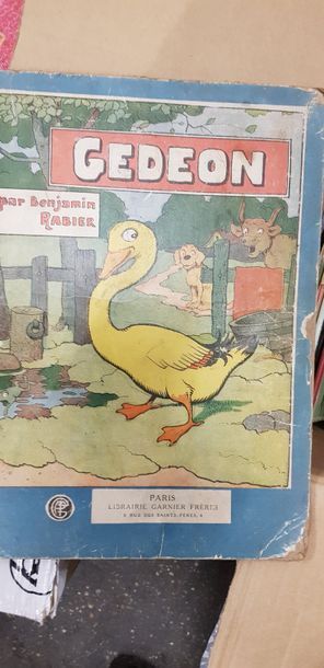Un carton de bandes dessinées anciennes dont...