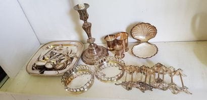 Lot de métal argenté comprenant des porte-couteaux...