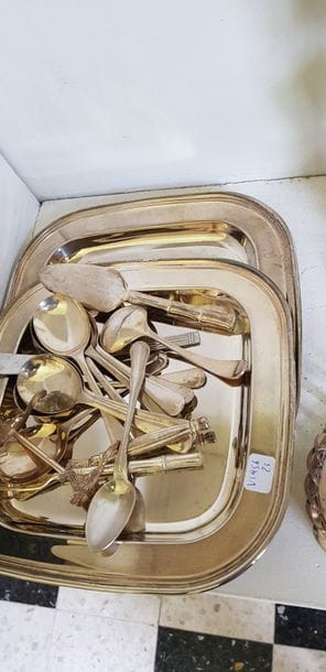 Lot de métal argenté comprenant des porte-couteaux...