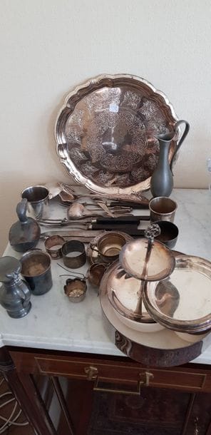 Un lot de métal argenté.
