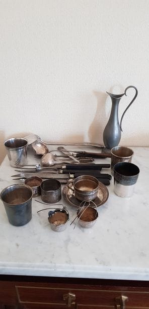 Un lot de métal argenté.