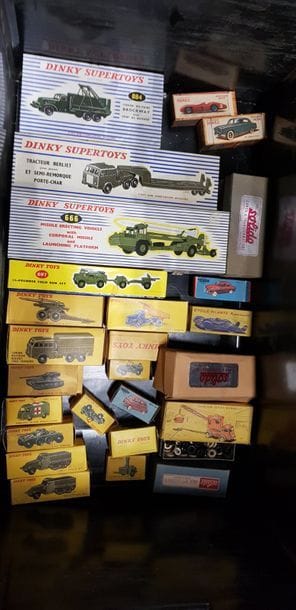 Une caisse de Dinki Toys dans leur boîte,...