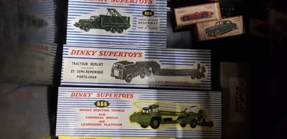 Une caisse de Dinki Toys dans leur boîte,...