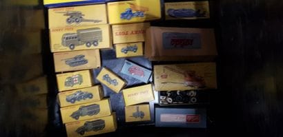 Une caisse de Dinki Toys dans leur boîte,...
