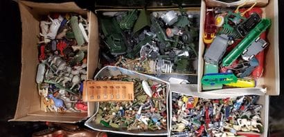 Un ensemble de soldats de plomb et figurines...