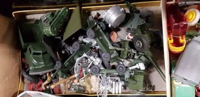 Un ensemble de soldats de plomb et figurines...