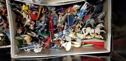 Un ensemble de soldats de plomb et figurines...
