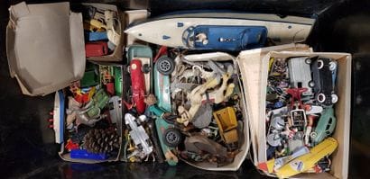 Un ensemble de divers jouets anciens pour...