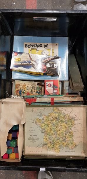 Une caisse de jouets anciens dans leur boîte...