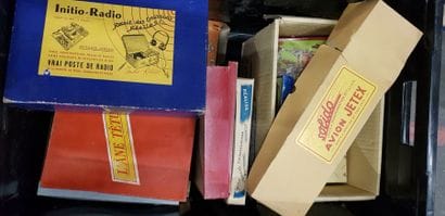 Une caisse de jouets anciens pour la plupart...