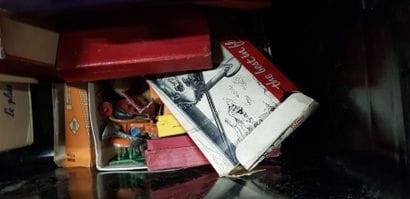 Une caisse de jouets anciens pour la plupart...