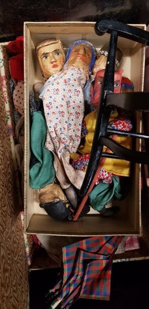 Une caisse de marionnettes anciennes, poupées...