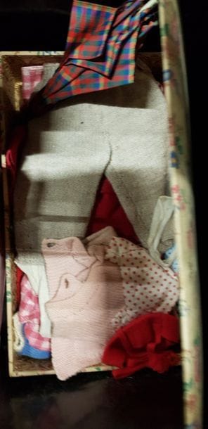 Une caisse de marionnettes anciennes, poupées...