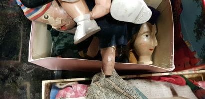 Une caisse de marionnettes anciennes, poupées...