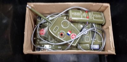 Un ensemble de méccano anciens dans une boîte...