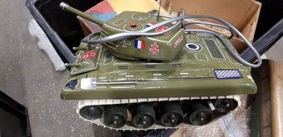 Un ensemble de méccano anciens dans une boîte...