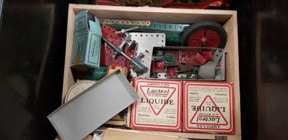 Un ensemble de méccano anciens dans une boîte...