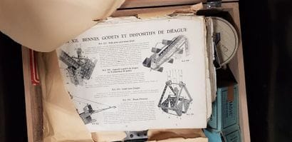 Un ensemble de méccano anciens dans une boîte...