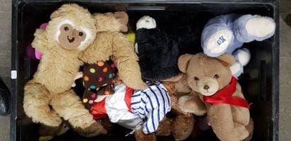 2 caisses de peluches