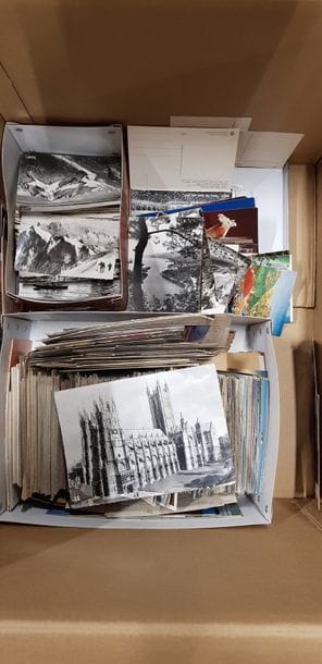 Un carton de cartes postales anciennes et...