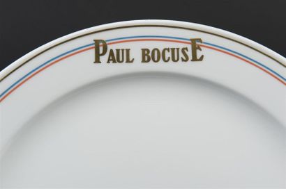 Une assiette en porcelaine blanche, aile...