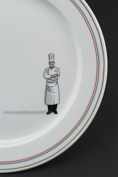 Une assiette en porcelaine blanche, aile...