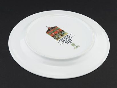 Une assiette en porcelaine blanche, aile...