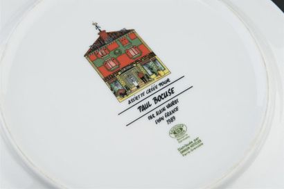 Une assiette en porcelaine blanche, aile...