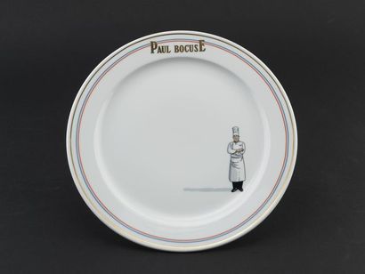 Une assiette en porcelaine blanche, aile...