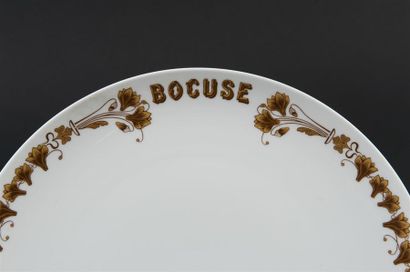 Une assiette ou petit plat creux en porcelaine,...
