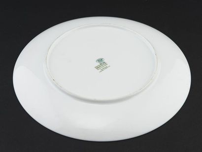 Une assiette ou petit plat creux en porcelaine,...