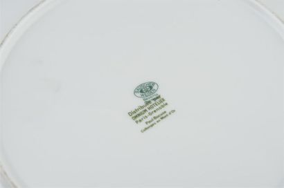 Une assiette ou petit plat creux en porcelaine,...