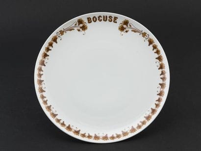Une assiette ou petit plat creux en porcelaine,...