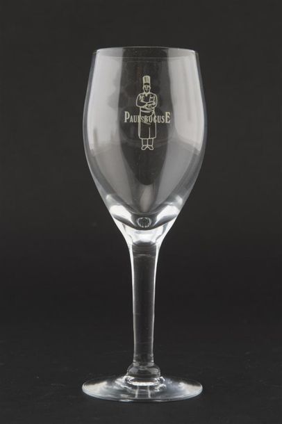 Six verres à vin à pied, en verre sablés...