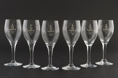 Six verres à vin à pied, en verre sablés...