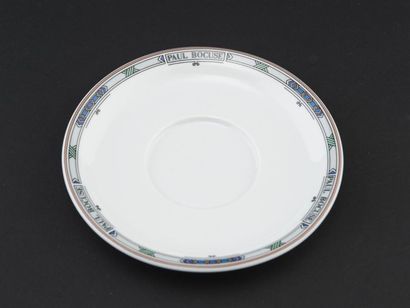 Six tasses et sous tasses à thé en porcelaine...