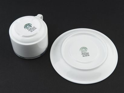 Six tasses et sous tasses à thé en porcelaine...