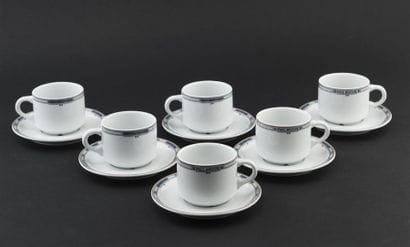 Six tasses et sous tasses à thé en porcelaine...
