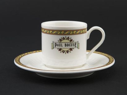 Six tasses et sous tasses à café en porcelaine,...