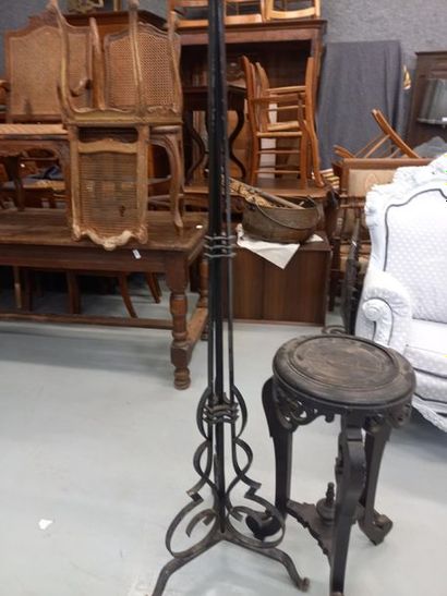 Lampadaire en fer forgé 
H. 150 cm 
Joint...